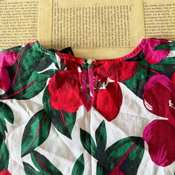 Tahari White Linen Top with Pink & Red Floral Ruffle Print, Size M - Picture 7 of 7